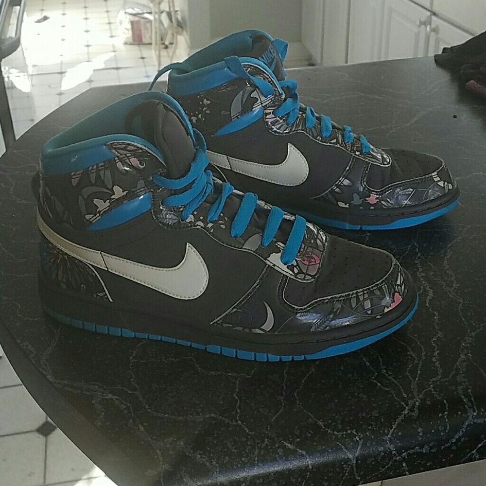 Nike girls shoes size 8