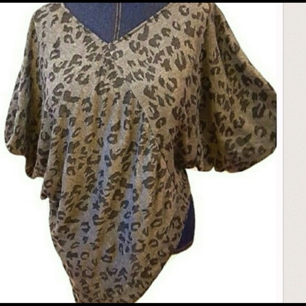 VINCE CAMUTO S/M Animal Print Short Sleeve Top
