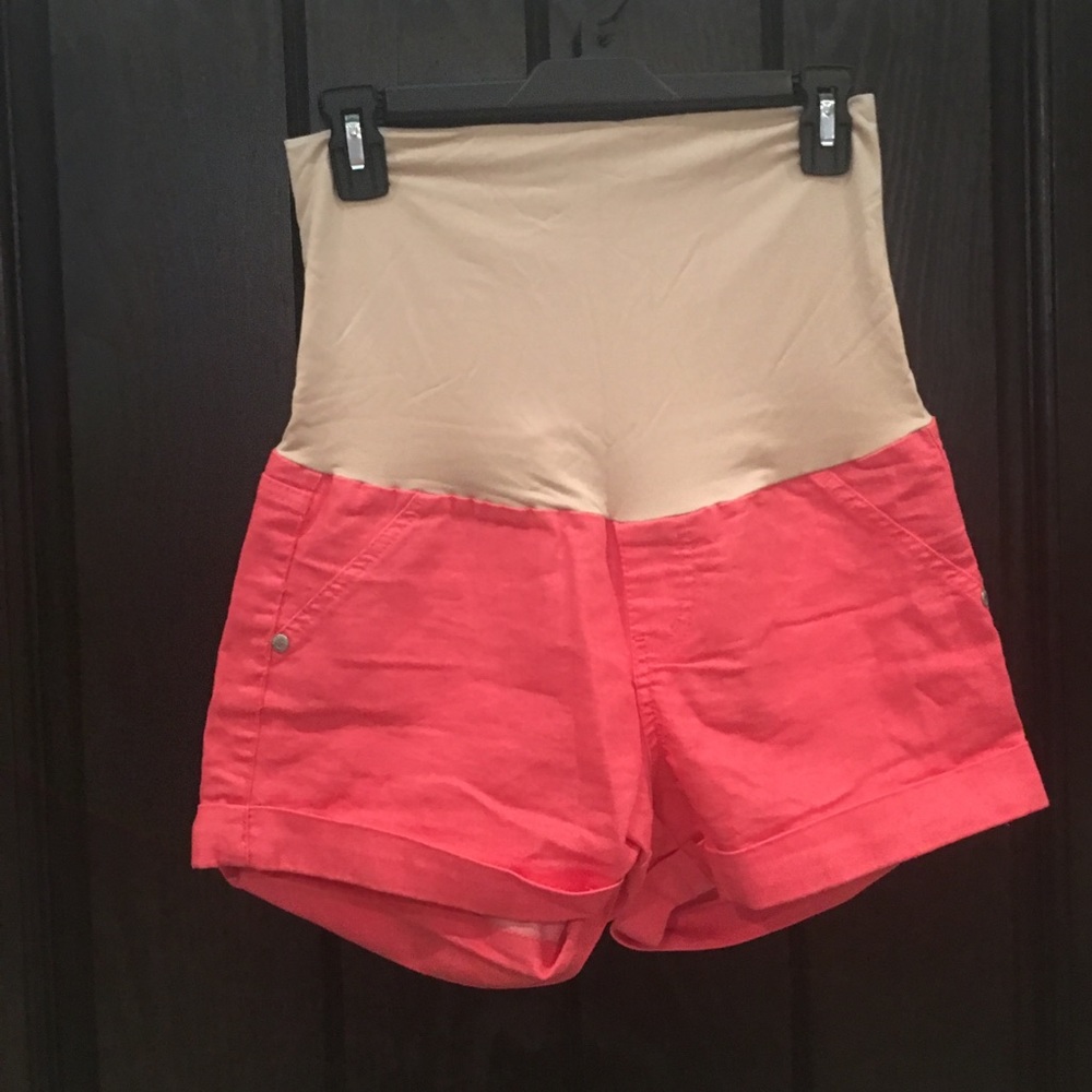 Super cute maternity shorts!