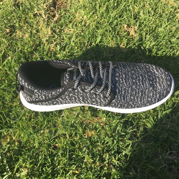 Men's lace up light weight running shoes. Blk-whit - Picture 2 of 5