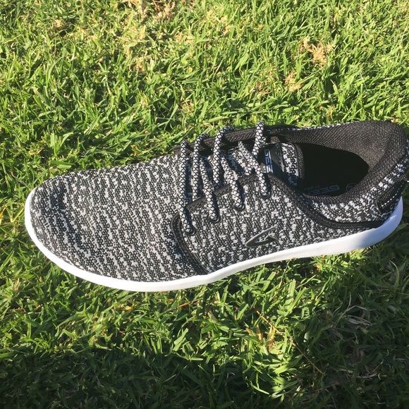 Men's lace up light weight running shoes. Blk-whit - Picture 3 of 5