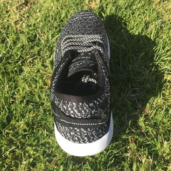 Men's lace up light weight running shoes. Blk-whit - Picture 4 of 5