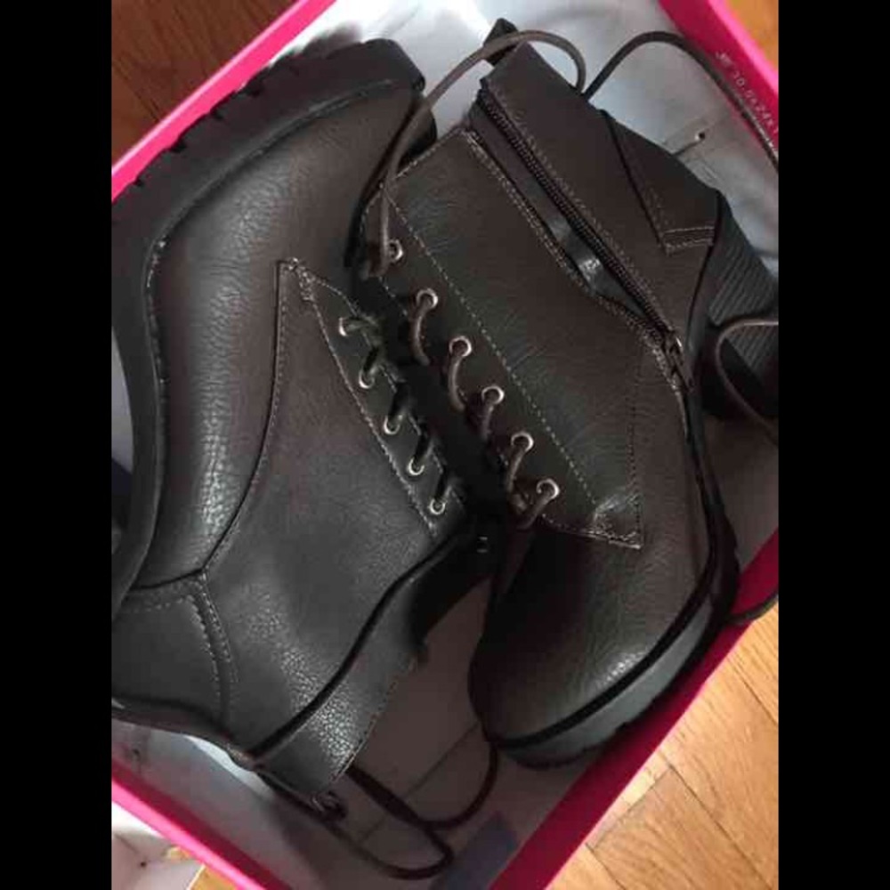 JustFab "chylsea" size 8 fur booties