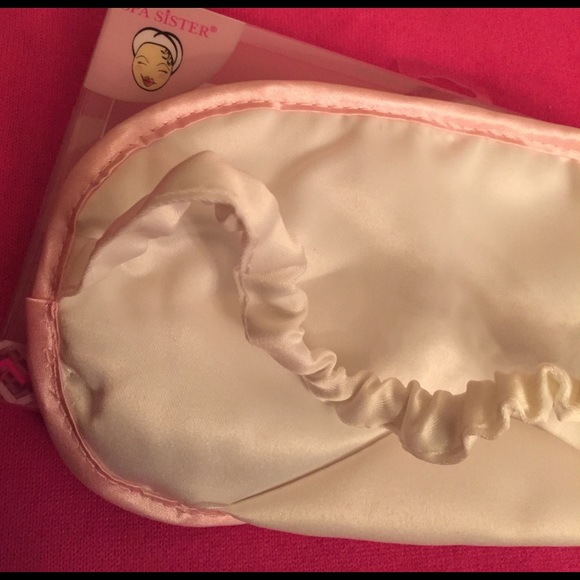 👸🏻Eye Lashes Sleep Mask👸🏻 - Picture 4 of 4