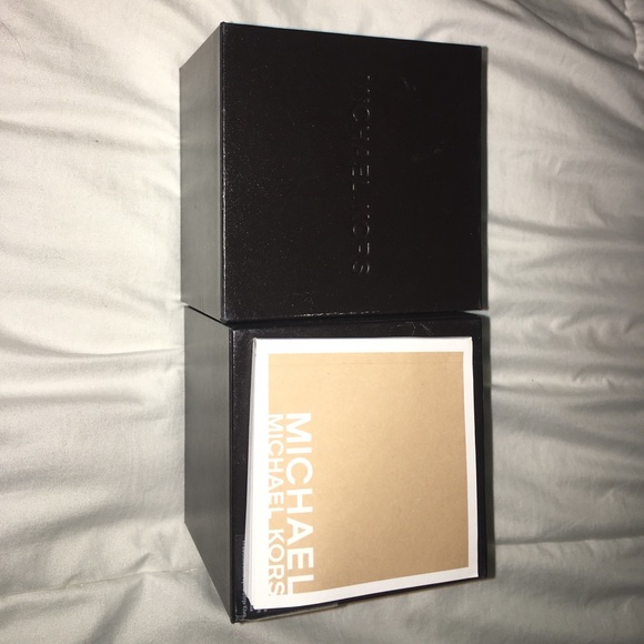 Authentic GOLD MICHAEL KORS WATCH - Picture 3 of 3