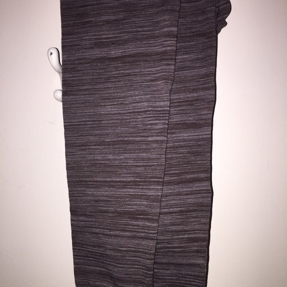 3 different pairs of leggings. - Picture 4 of 4