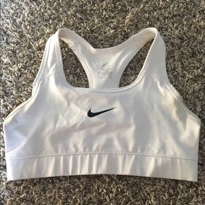 WHITE NIKE WOMANS PADLESS SPORTS BRA