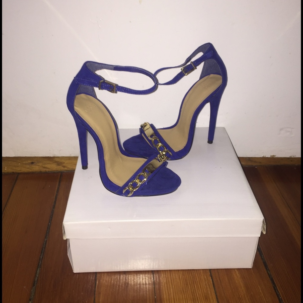 Navy Blue w. Gold buckle Strappy heels.