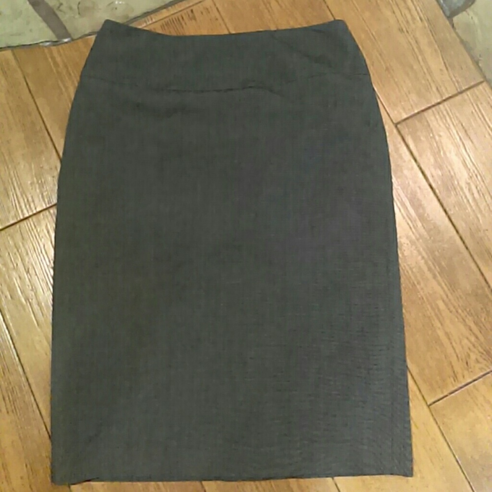 Apt 9 gray black pencil skirt. Size 4 regular