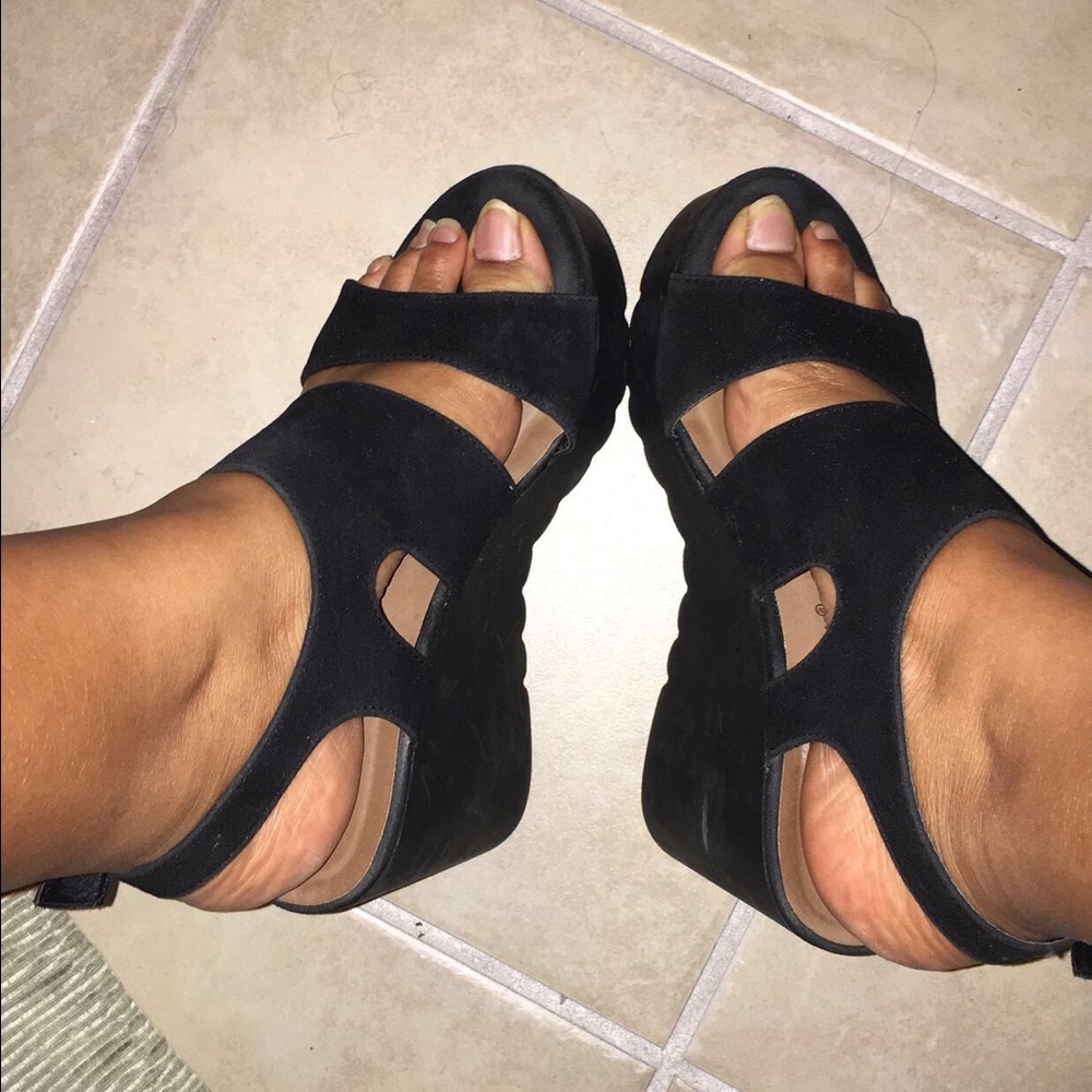 Black wedges