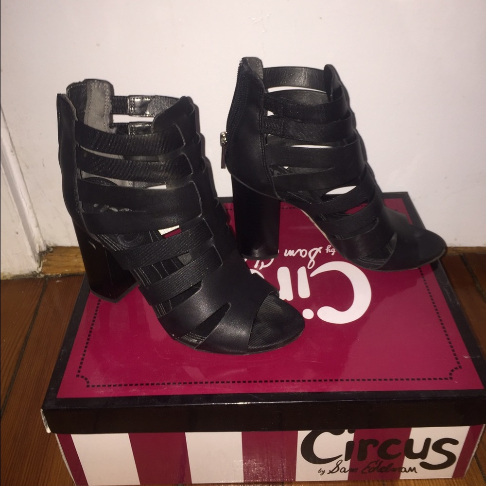 Black Sam Edelman sandals w. Block heel.