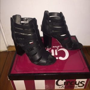 Black Sam Edelman sandals w. Block heel.