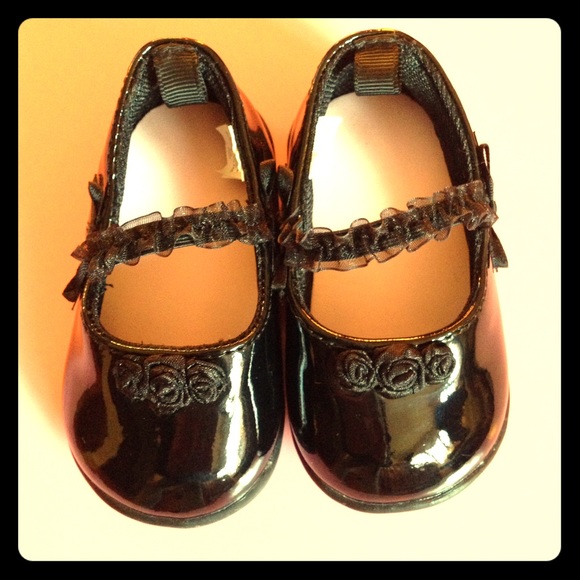unknown Other - Shiny patent leather Mary Janes w/roses
