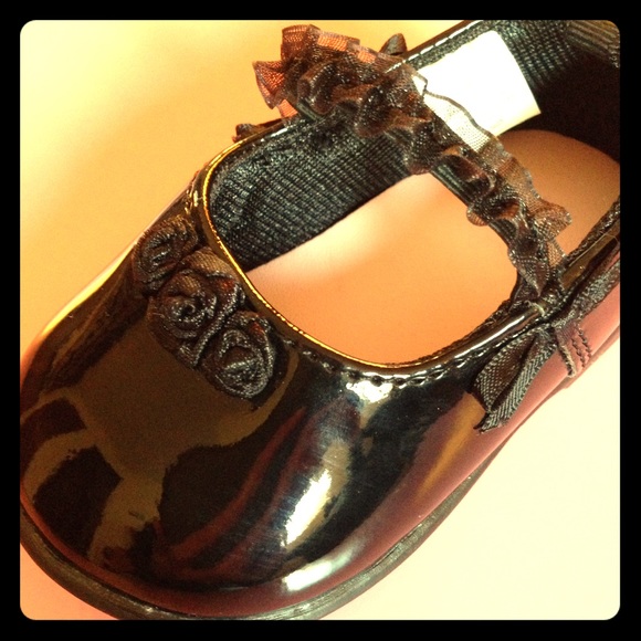 Shiny patent leather Mary Janes w/roses - Picture 2 of 3