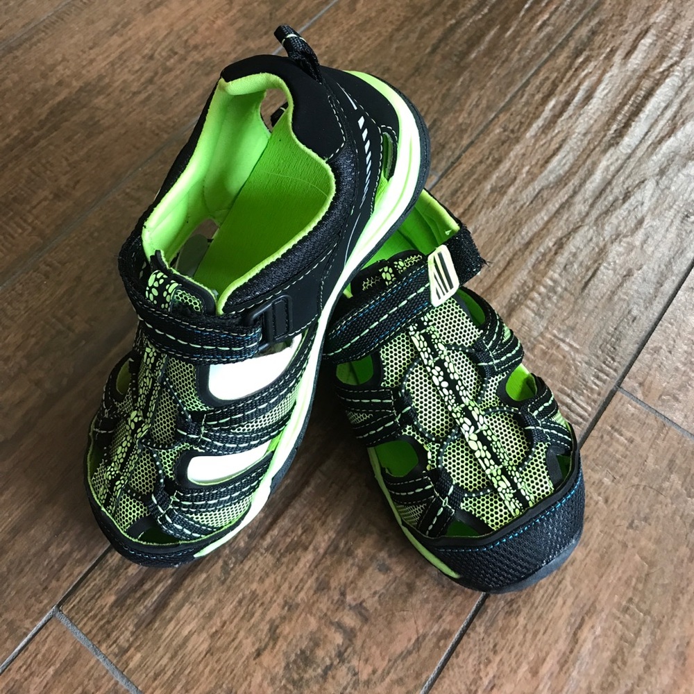SOLD!!! Sandals o" size 3 boys