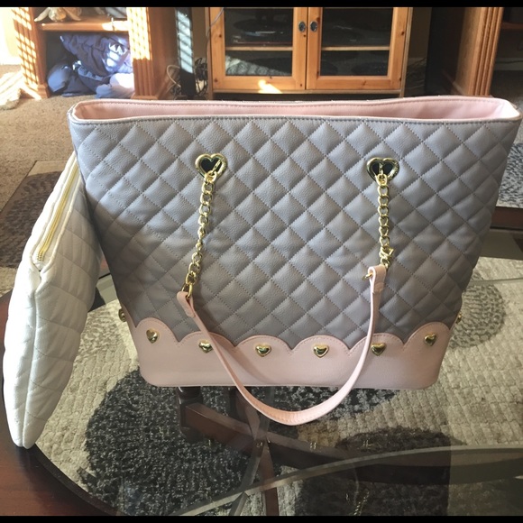 🌺NEW! BETSEY JOHNSON TOTE W/POUCH - Picture 2 of 4