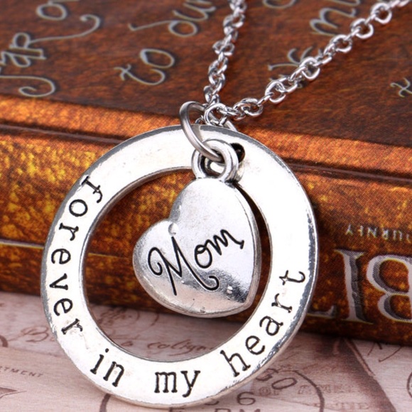 Jewelry - 🆕 Mom forever in my heart necklace
