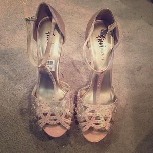 Champagne heels!