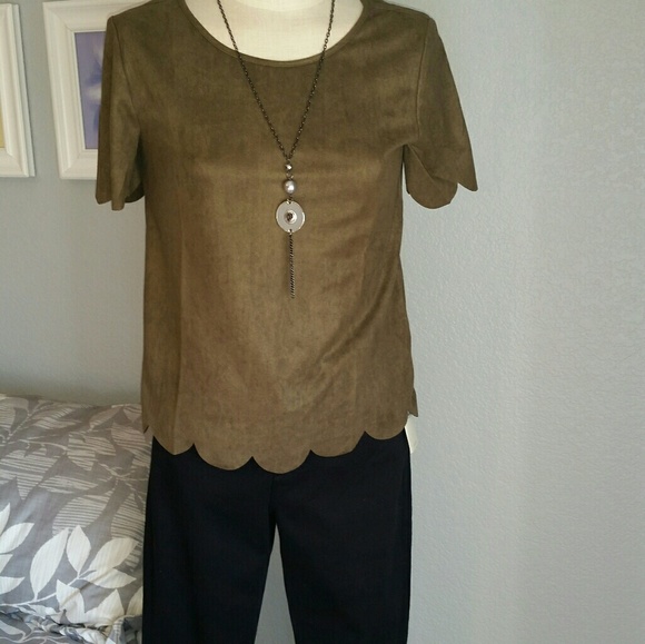 💞SALE💞Scalloped Faux Suede Top - Picture 3 of 3
