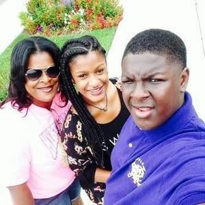 Meet your Posher, Lora