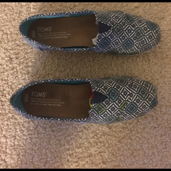 Women's Toms - Picture 2 of 4