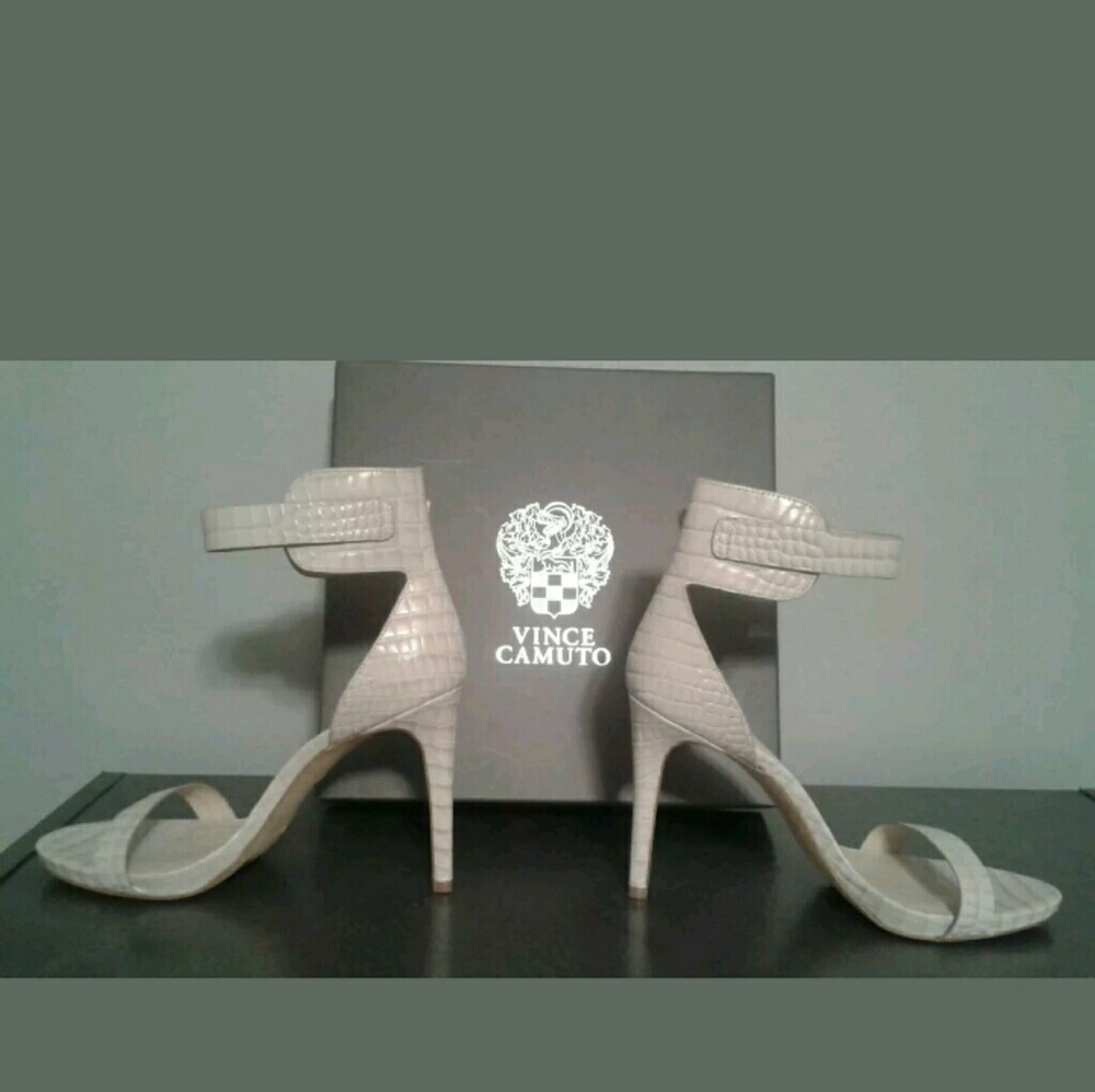 NEW AUTHENTIC VINCE CAMUTO FARELLA HEELS