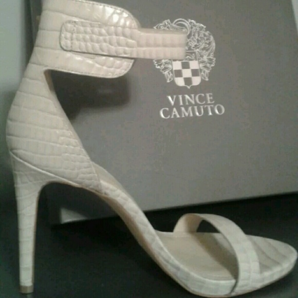 NEW AUTHENTIC VINCE CAMUTO FARELLA HEELS - Picture 5 of 6