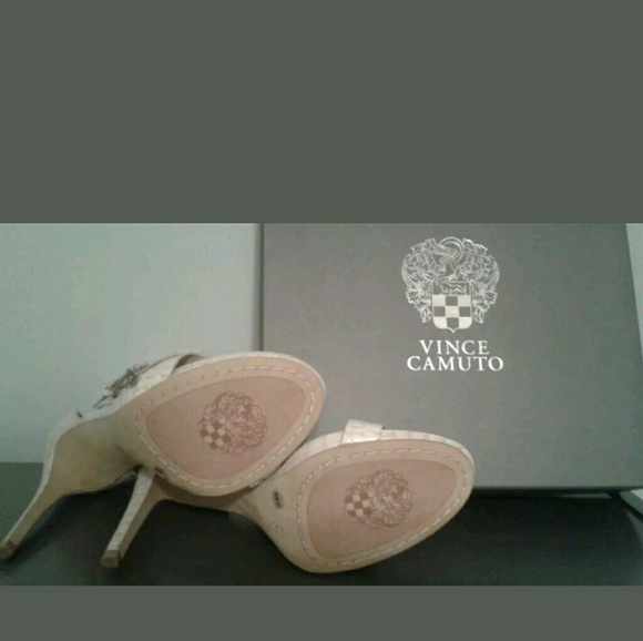 NEW AUTHENTIC VINCE CAMUTO FARELLA HEELS - Picture 6 of 6