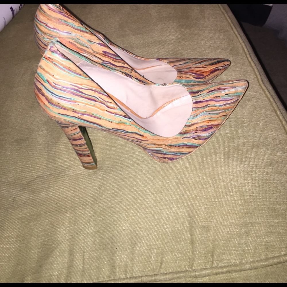 Super cute multicolored pump with green bottoms