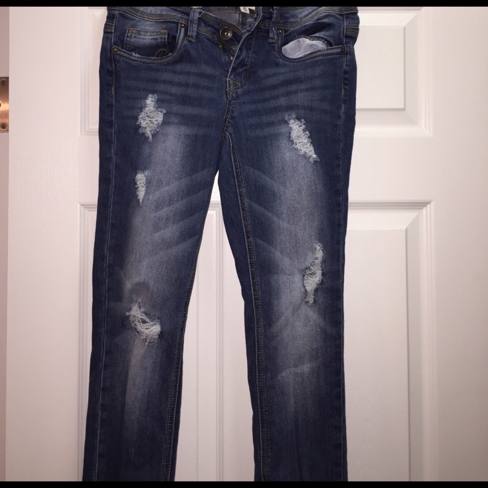 Cute roll-up Capri skinny jeans w/ rips