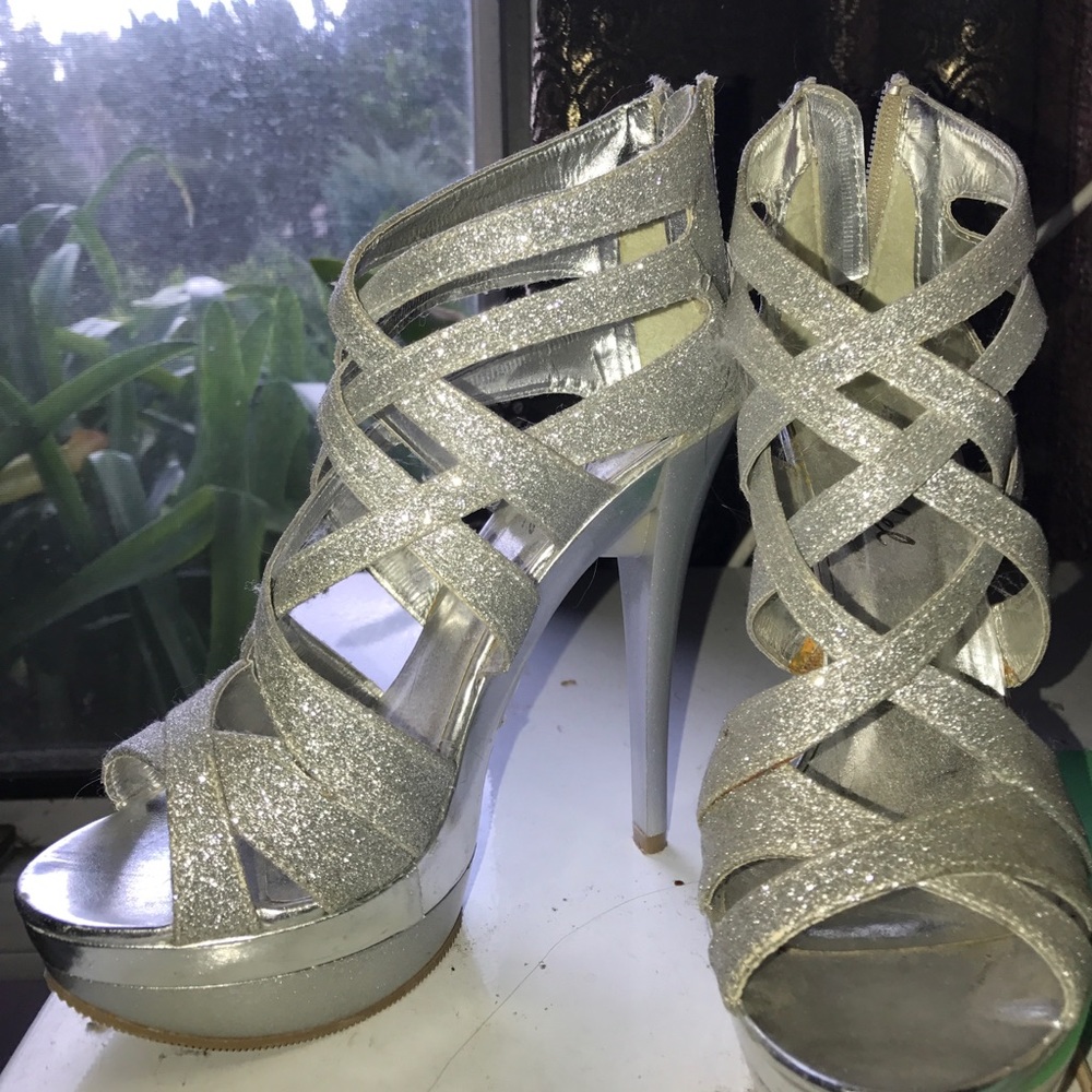 3 DAYS LEFT TO PURCHASE‼️‼️‼️‼️ Sparkly heels