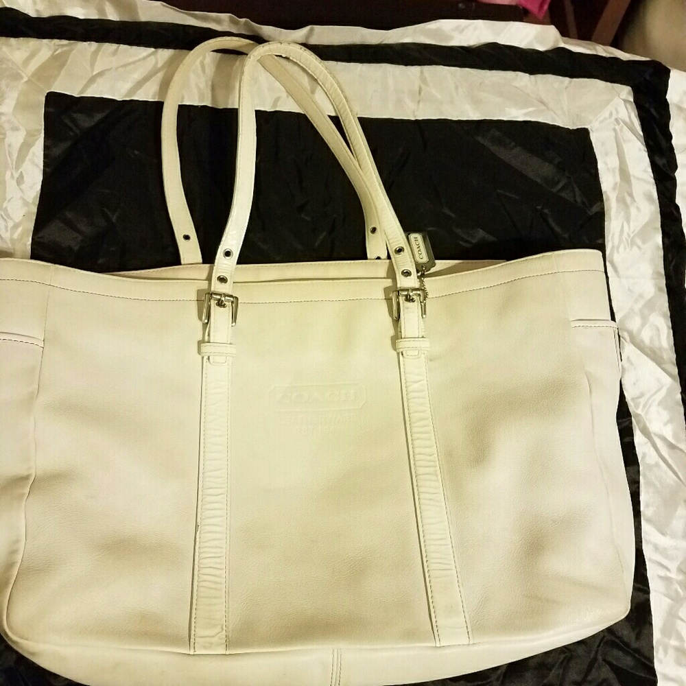 White embossed coach purse READ All