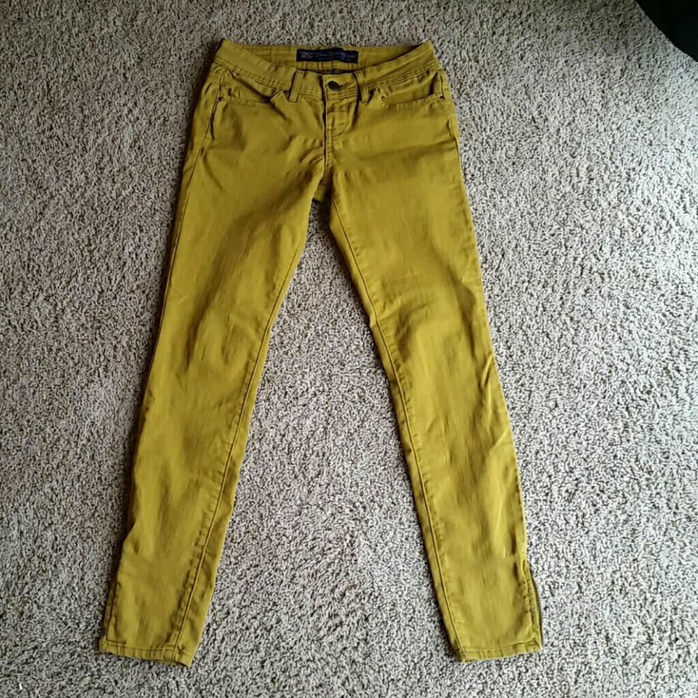 Skinny jeans with zipper ankles