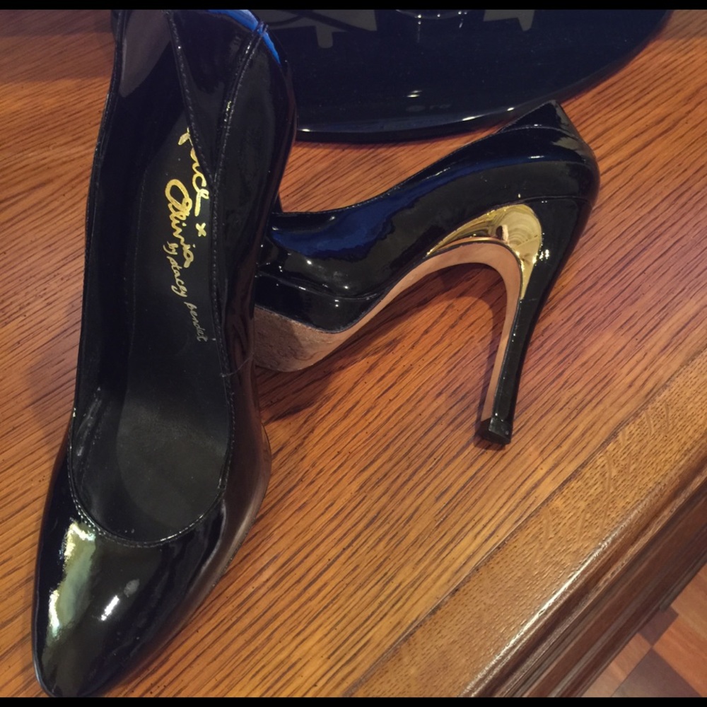 Black pattern leather shoe