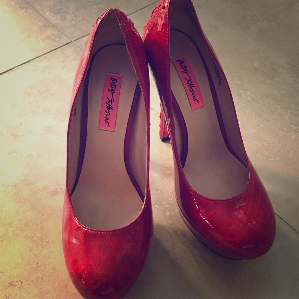 Betsy Johnson Dita Red pumps