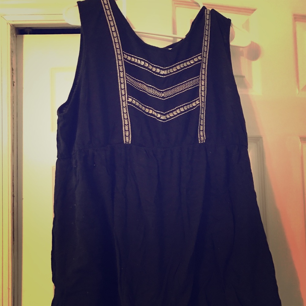 Black old navy xl sleeveless shirt embroidered