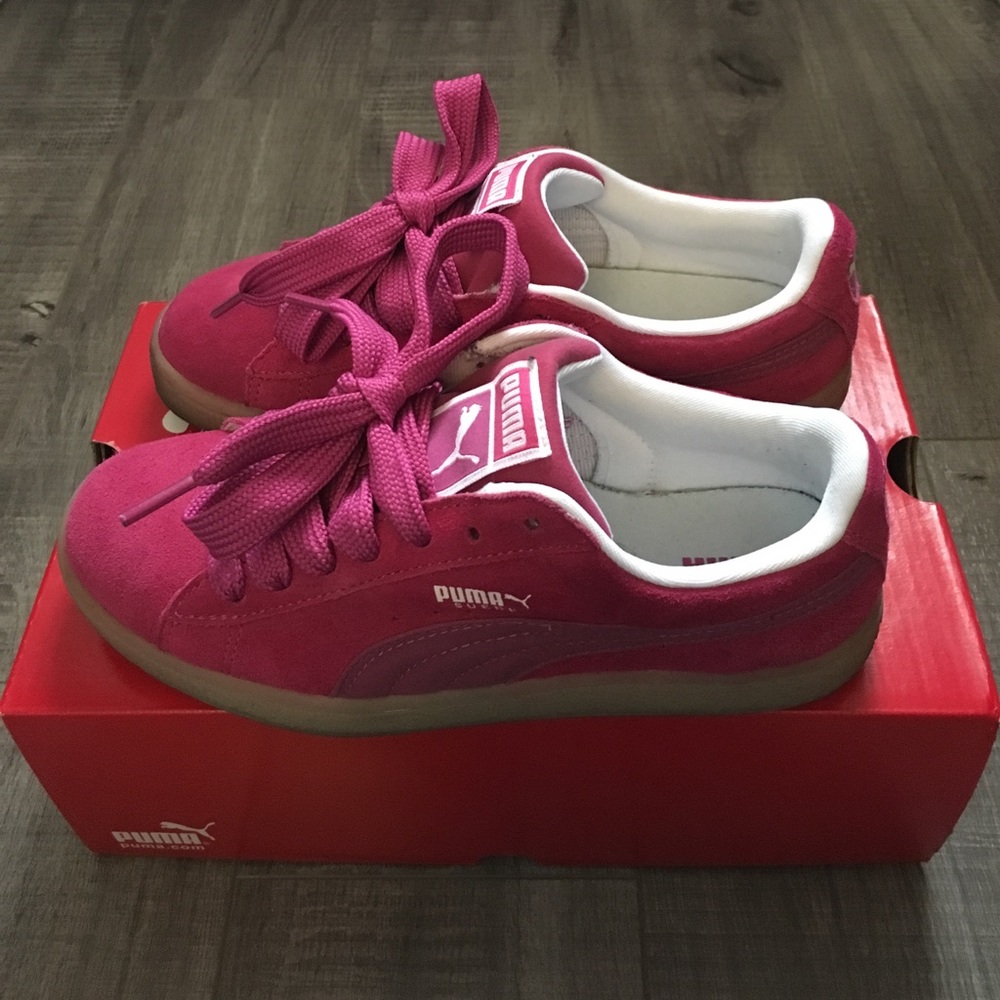 Women's suede pumas