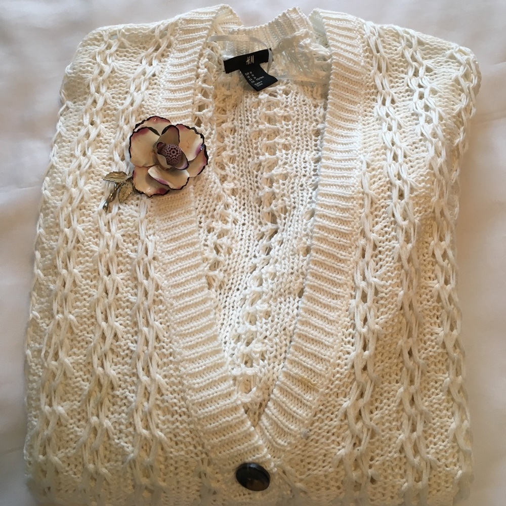 3-button pocket cardigan. Open weave, high low hem