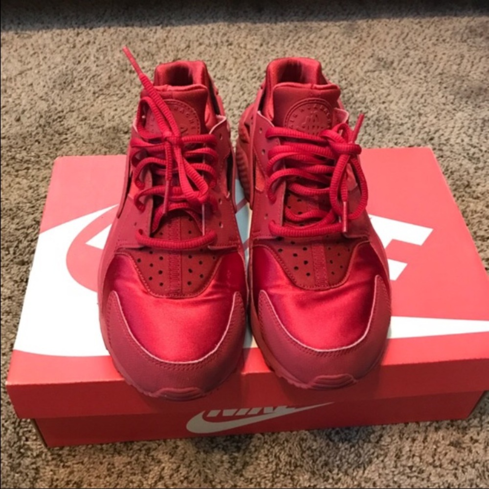 Very good condition women's size 8 red huaraches