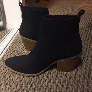 Black suede pointed toe ankle boots - size 9