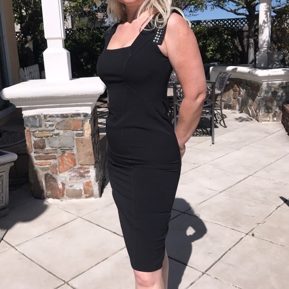 Sleeveless Black Dress Zipper from Top to Bottom - Picture 3 of 9