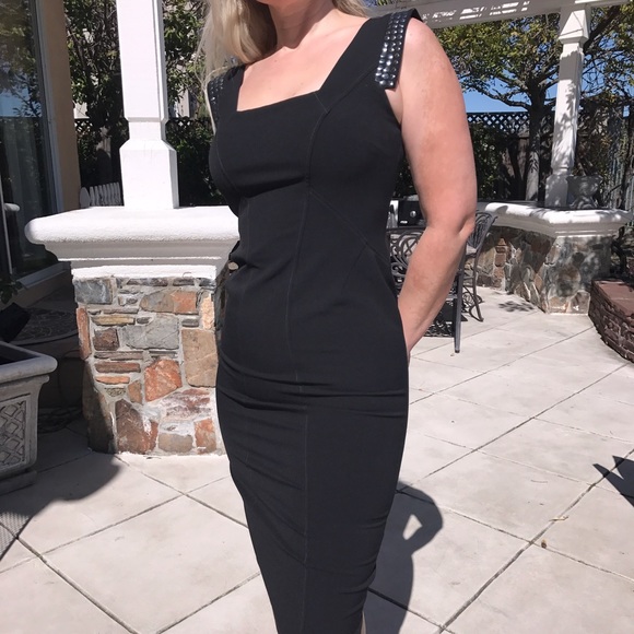 Sleeveless Black Dress Zipper from Top to Bottom - Picture 2 of 9