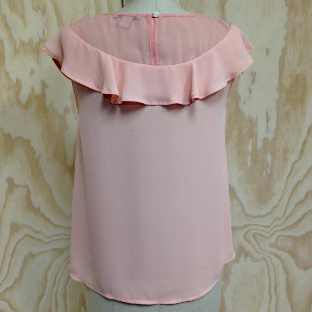 Flowy Ruffle Contrast Top - Picture 2 of 3