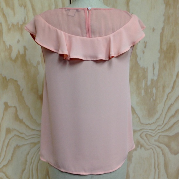 Flowy Ruffle Contrast Top - Picture 2 of 3