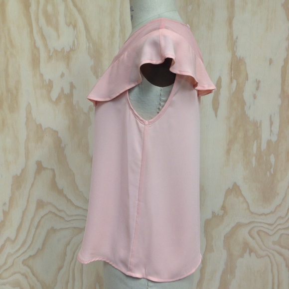 Flowy Ruffle Contrast Top - Picture 3 of 3