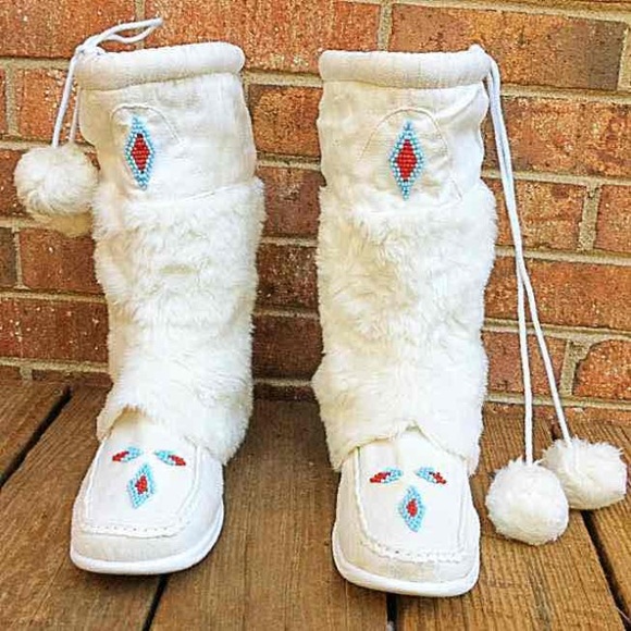 WHITE SUEDE POMPOM FUR WEDGE BOOTS - Picture 2 of 4
