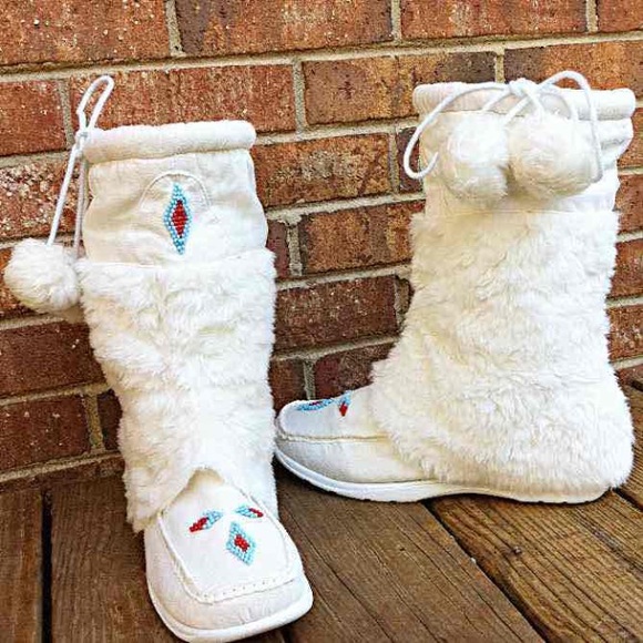WHITE SUEDE POMPOM FUR WEDGE BOOTS - Picture 4 of 4