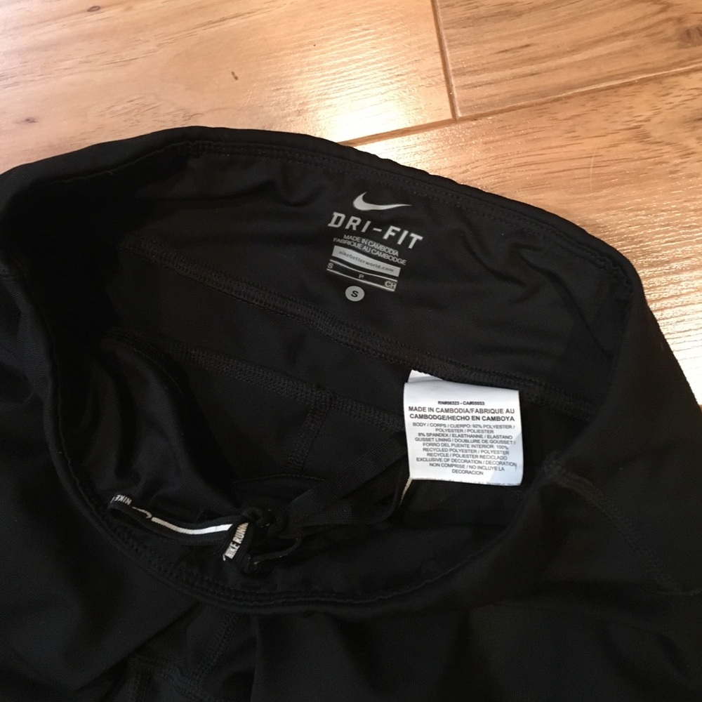 Nike mid-crop dry fit with tie, size Small/black! - Picture 3 of 4