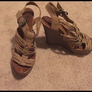✨ SALE✨Tan open toe wedges, 3.5 inches
