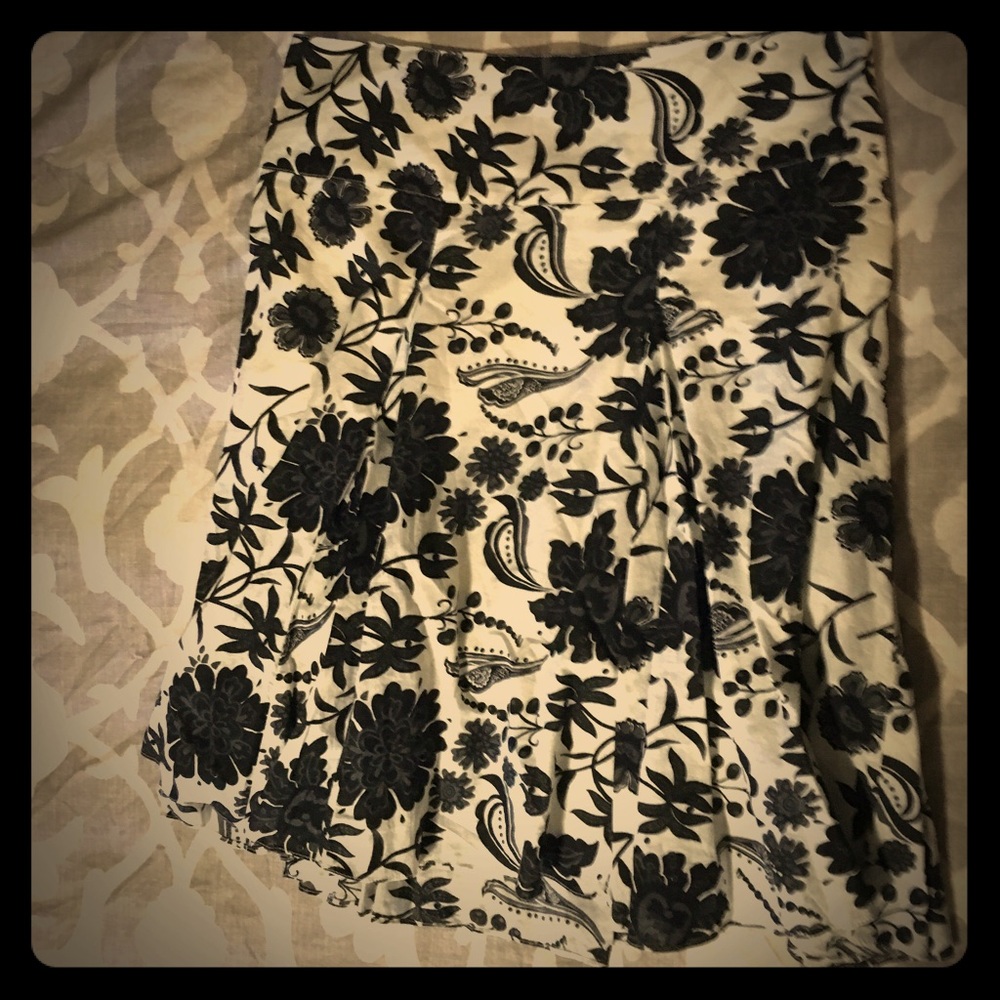 Mossimo black & white pleated skirt.